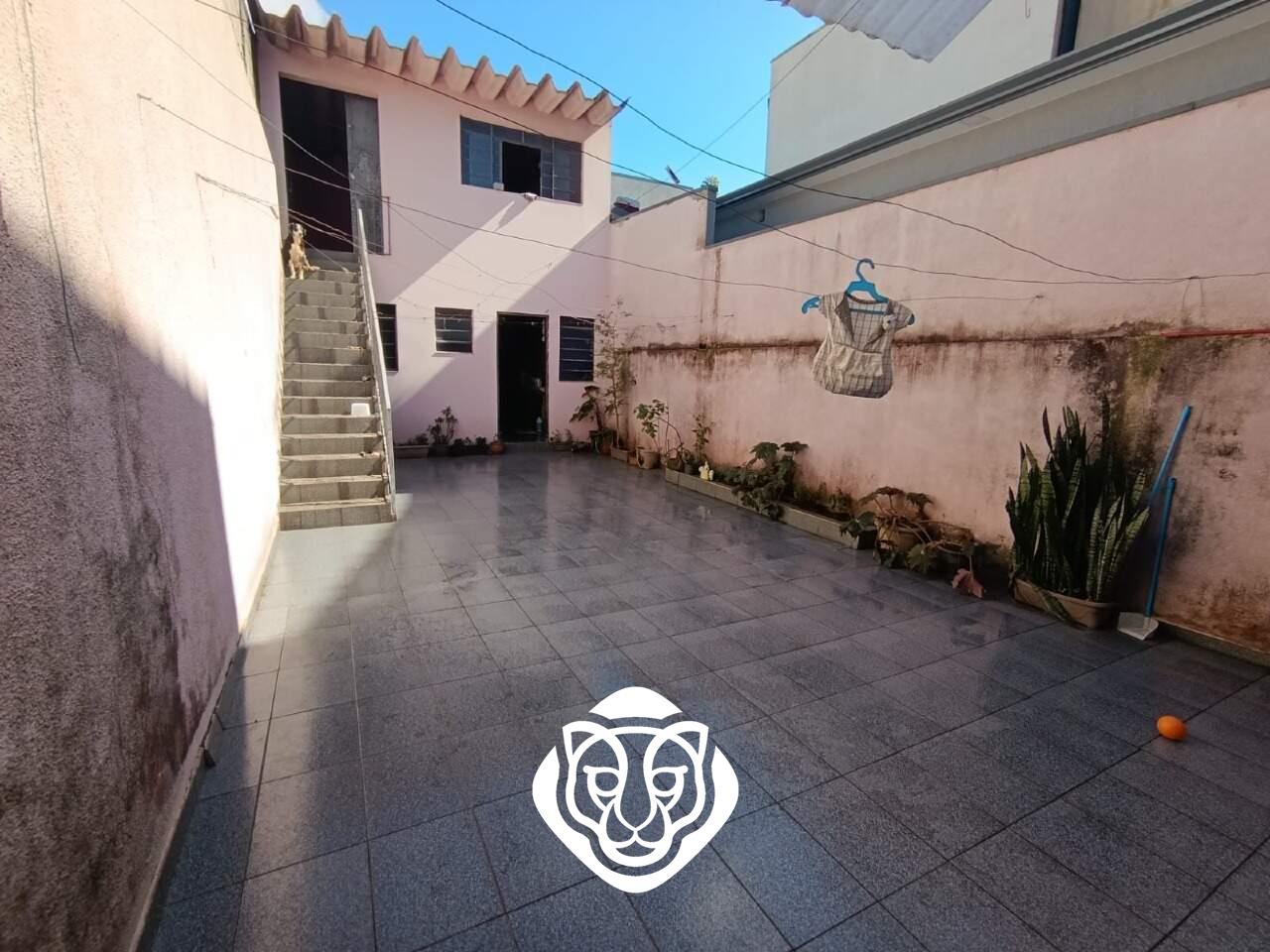 Quintal com edícula e banheiro