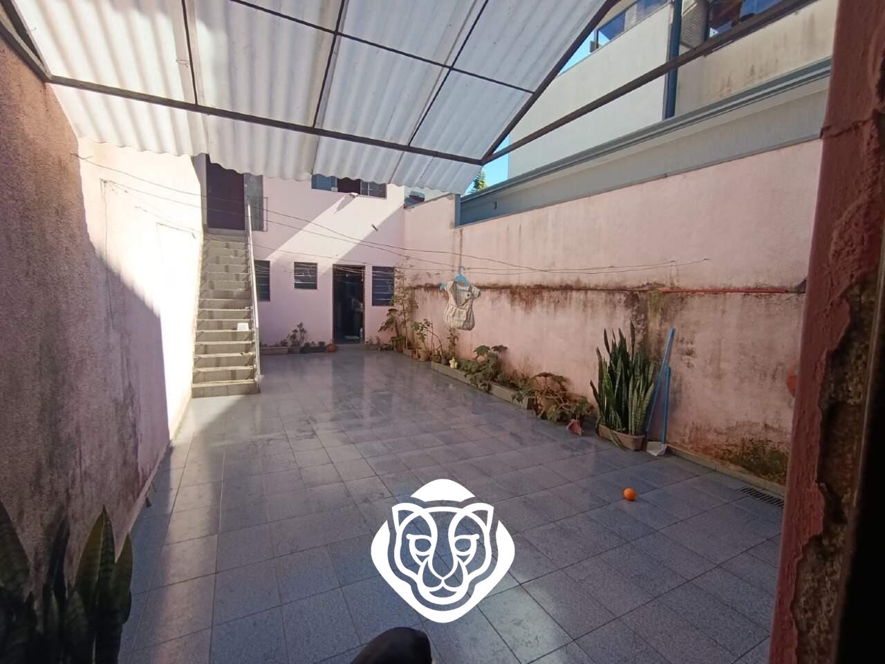 Quintal com edícula e banheiro