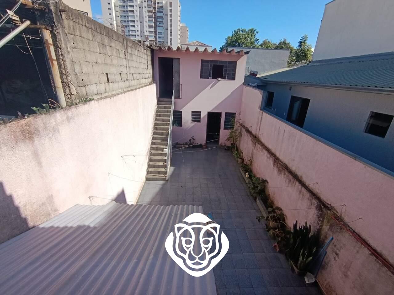 Quintal com edícula e banheiro