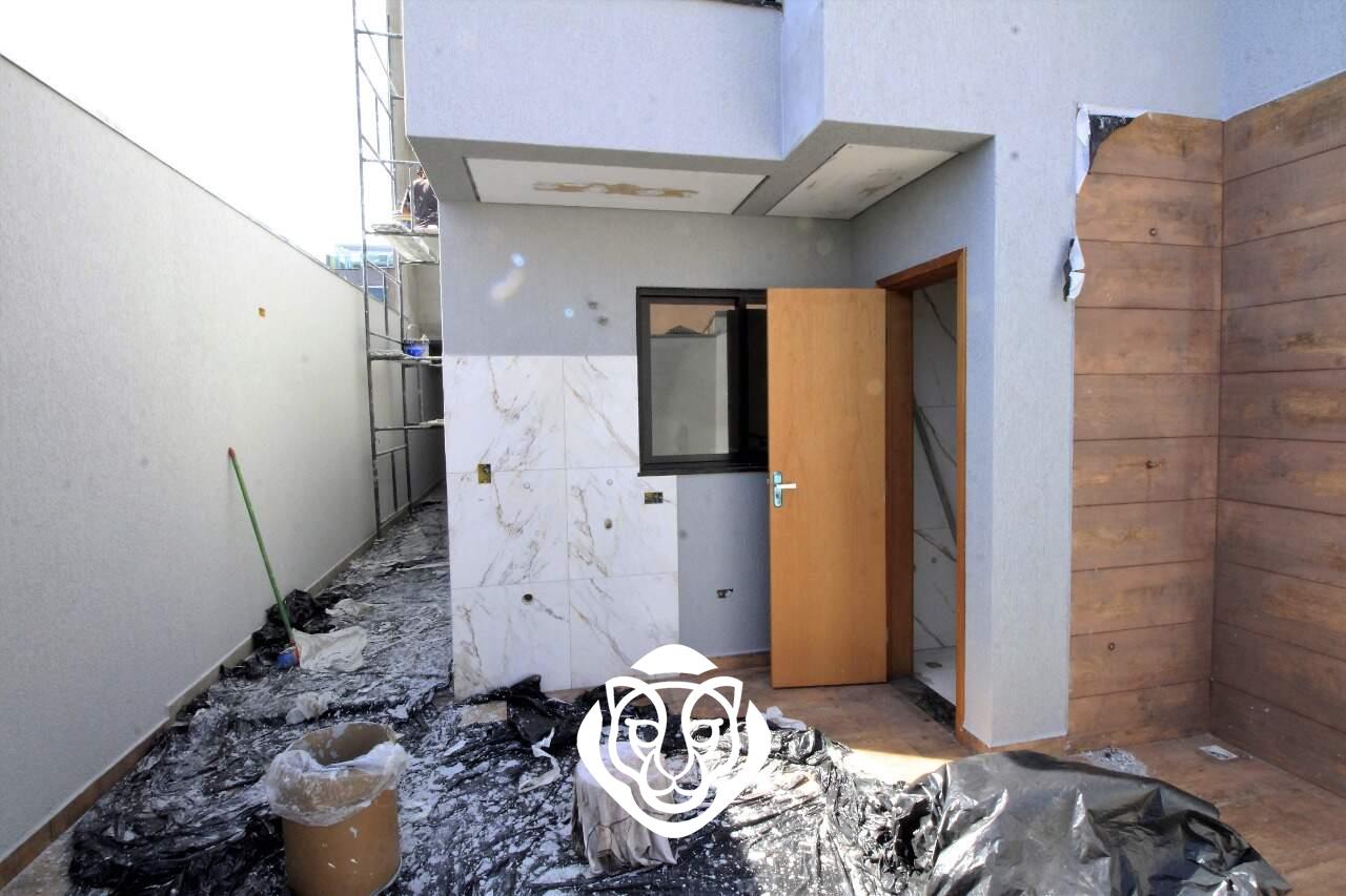 Entrada lateral com lavabo