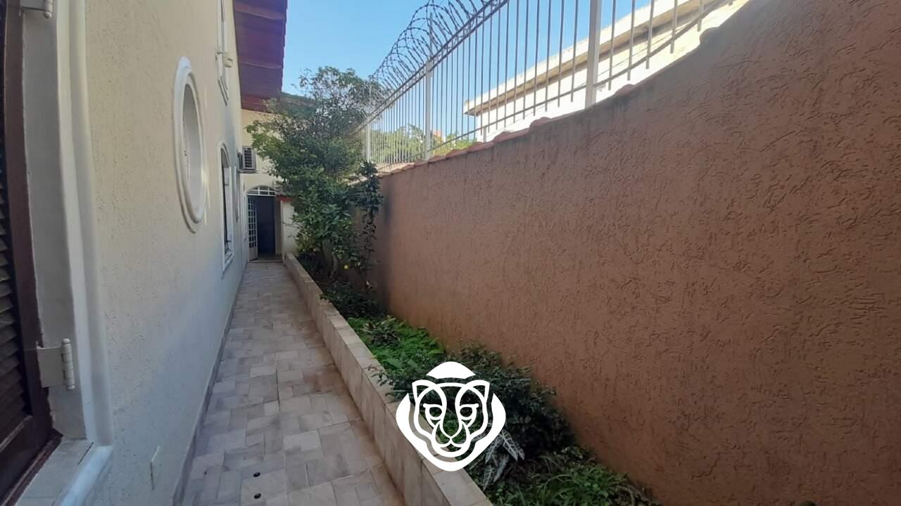 Corredor lateral / Quintal