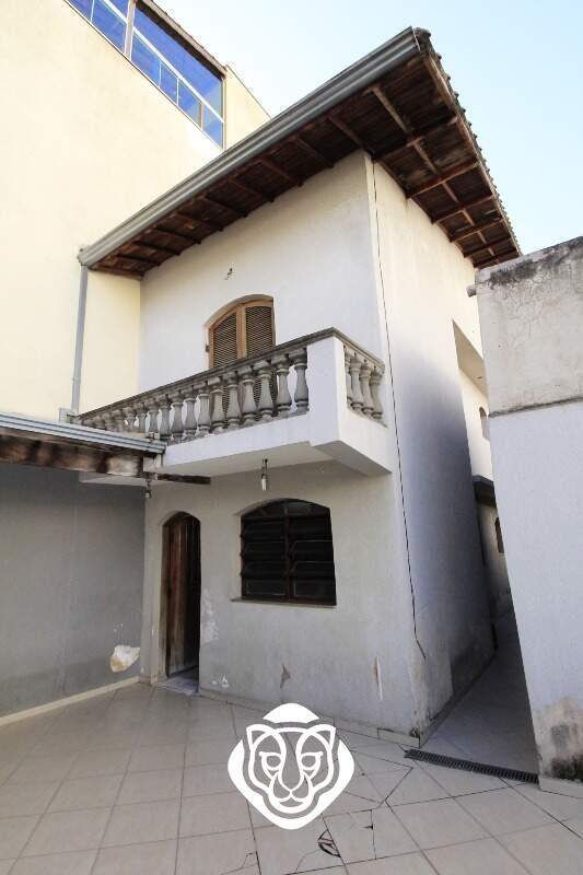 Quintal com churrasqueira 