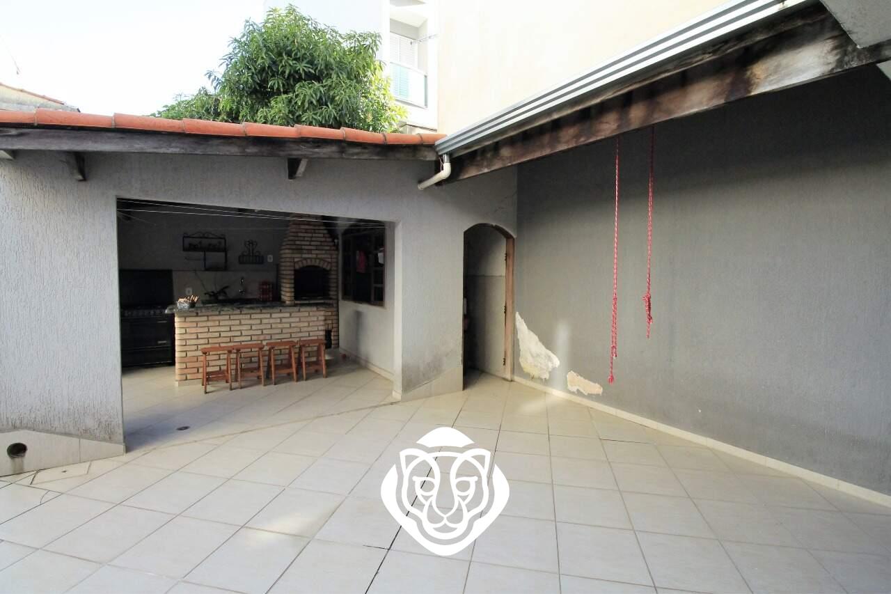 Quintal com churrasqueira 