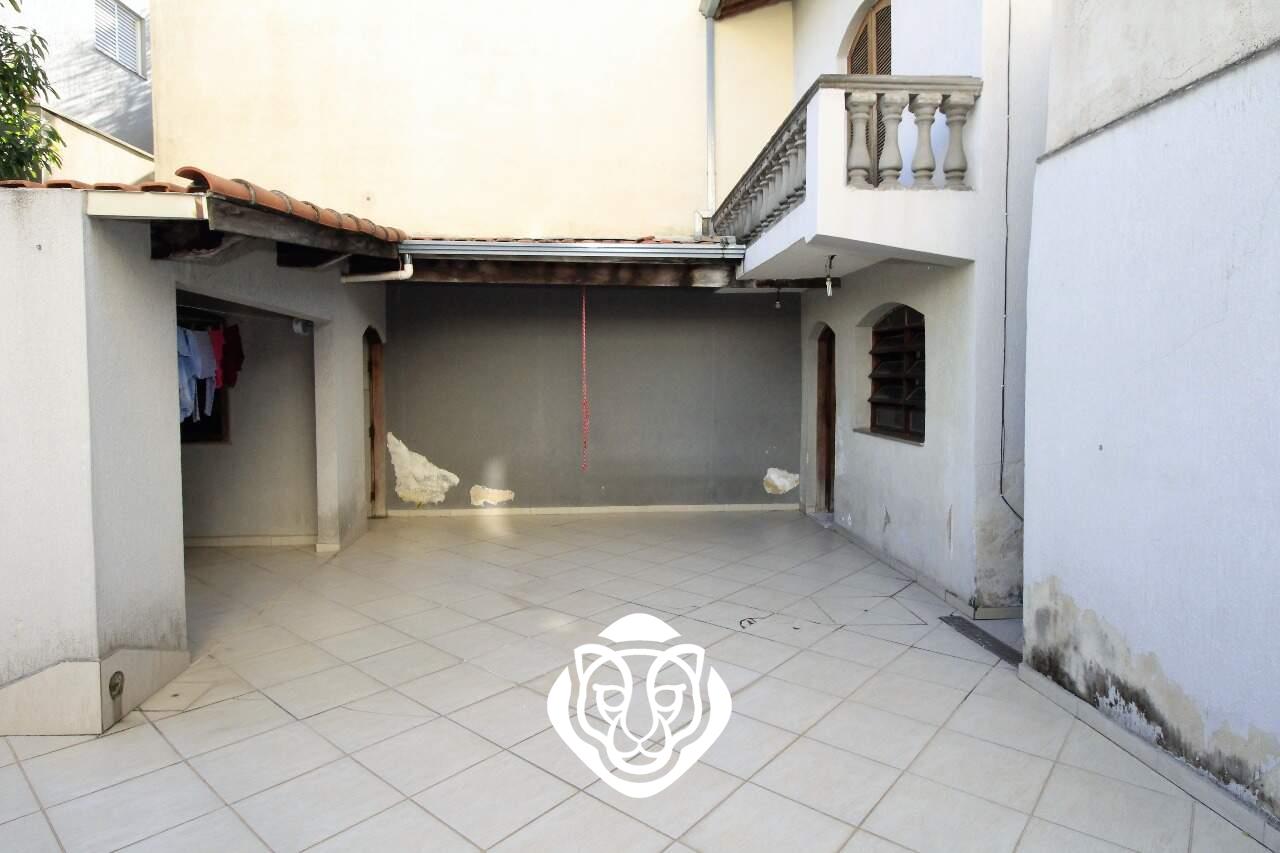 Quintal com churrasqueira 