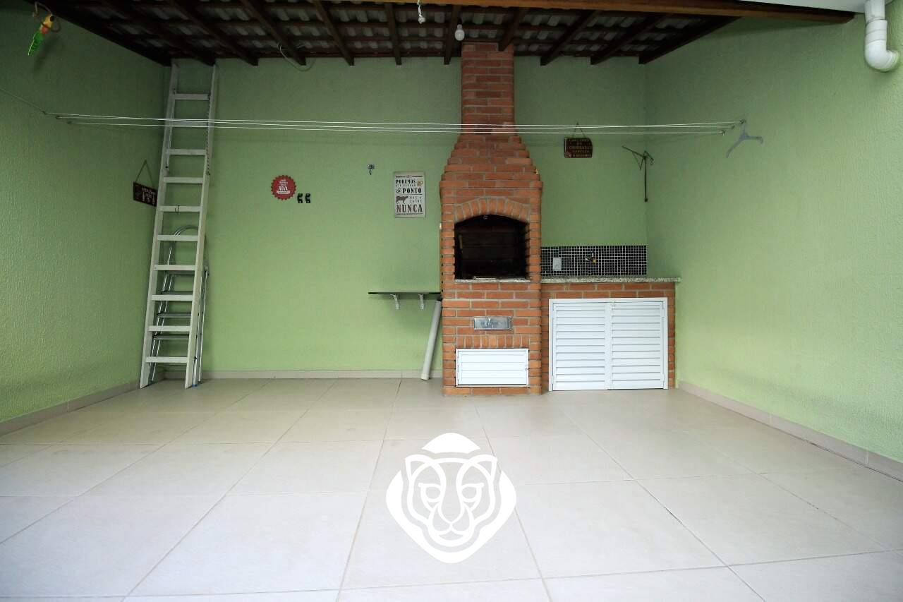 Quintal com churrasqueira 