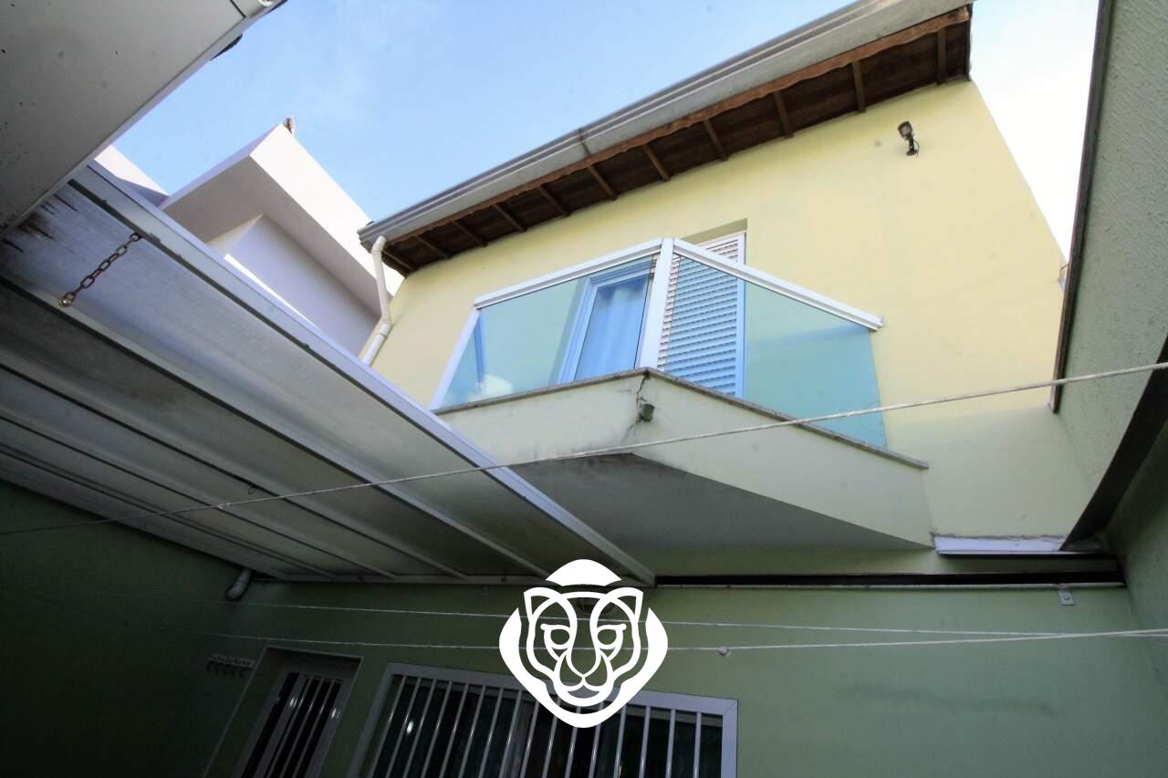 Quintal com churrasqueira 