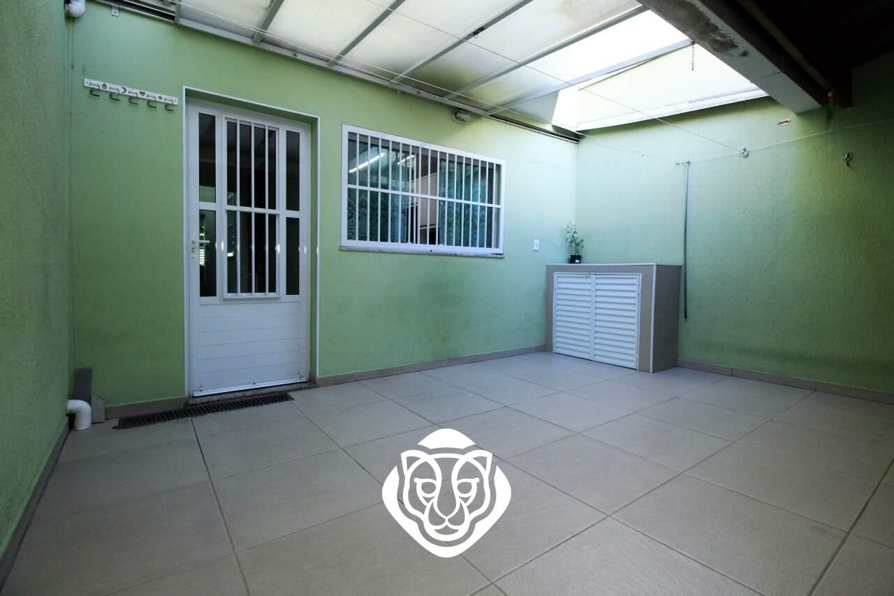 Quintal com churrasqueira 