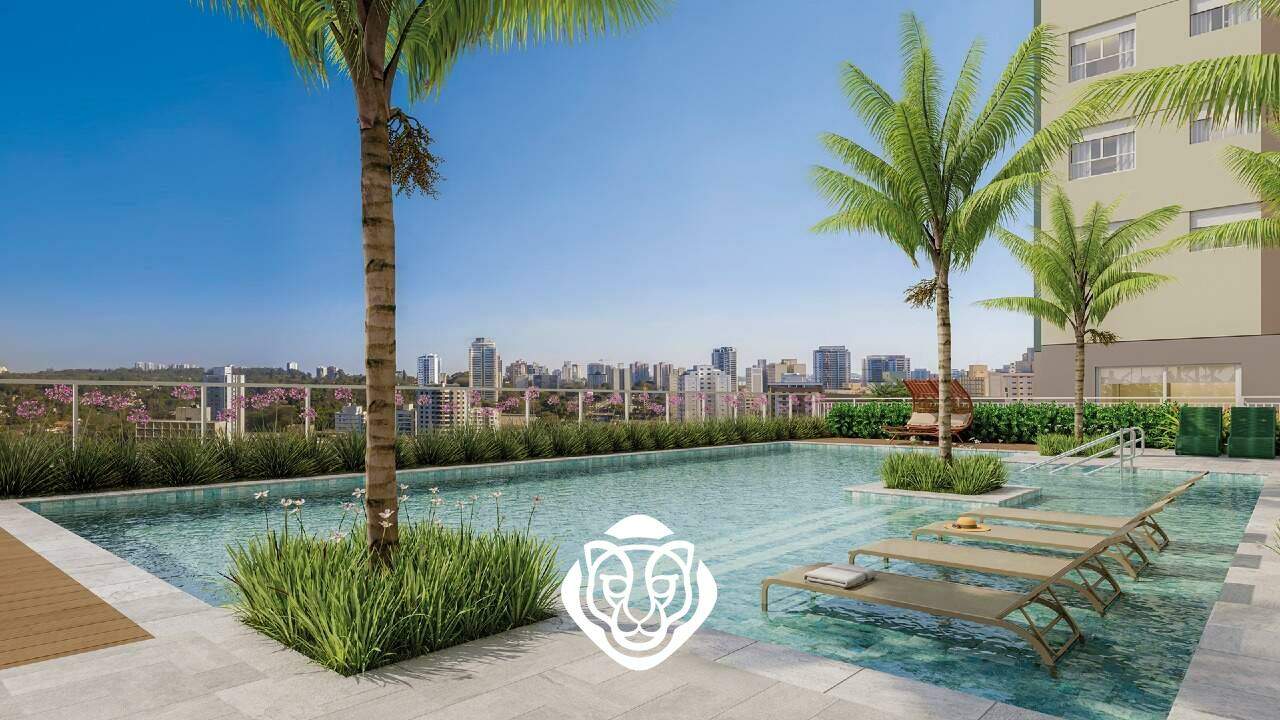 Piscina com deck molhado e solarium