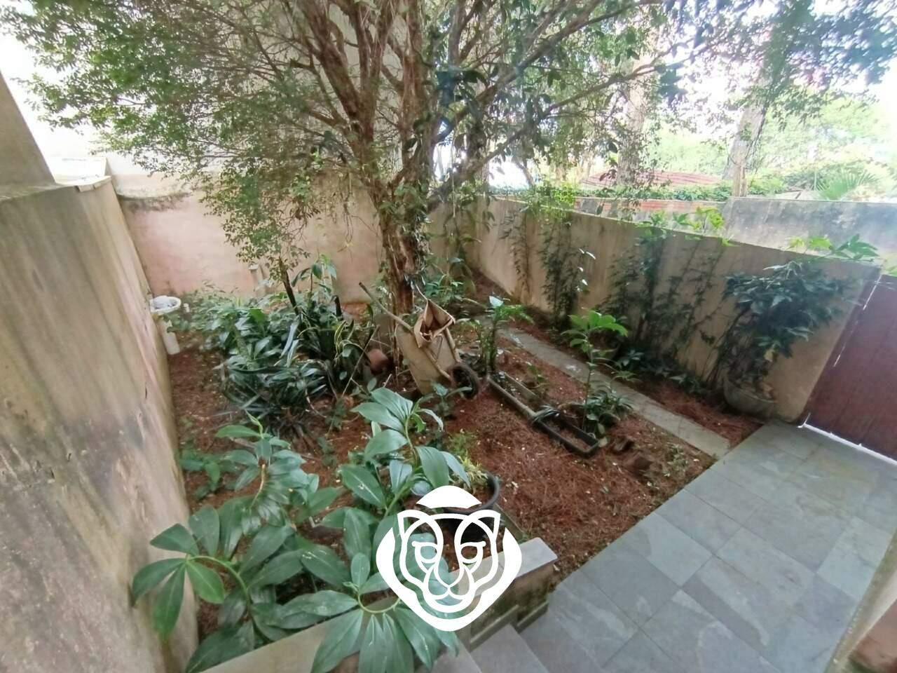 Área na frente da edícula