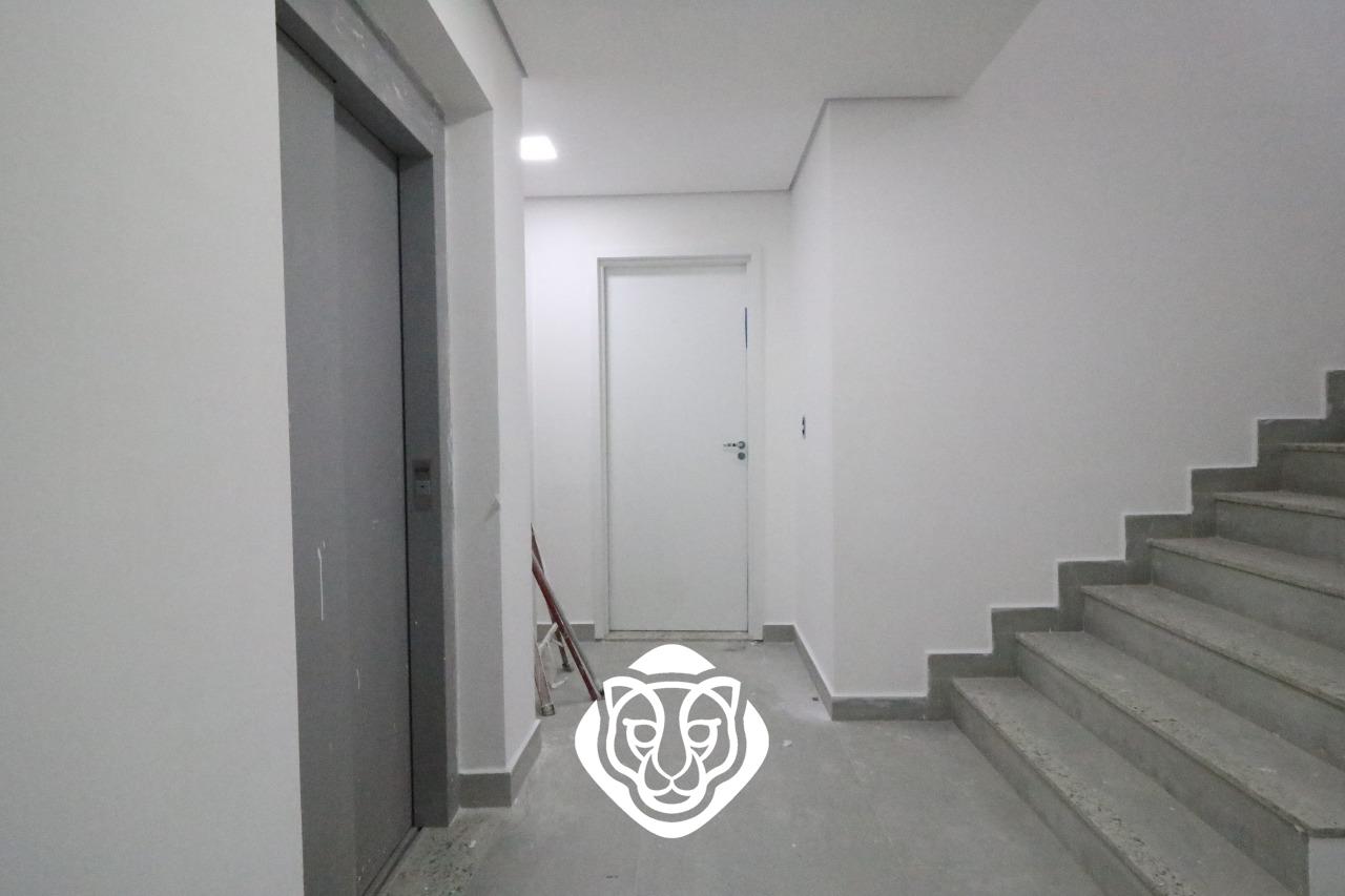 Acesso aos apartamentos/Elevador/Escadas