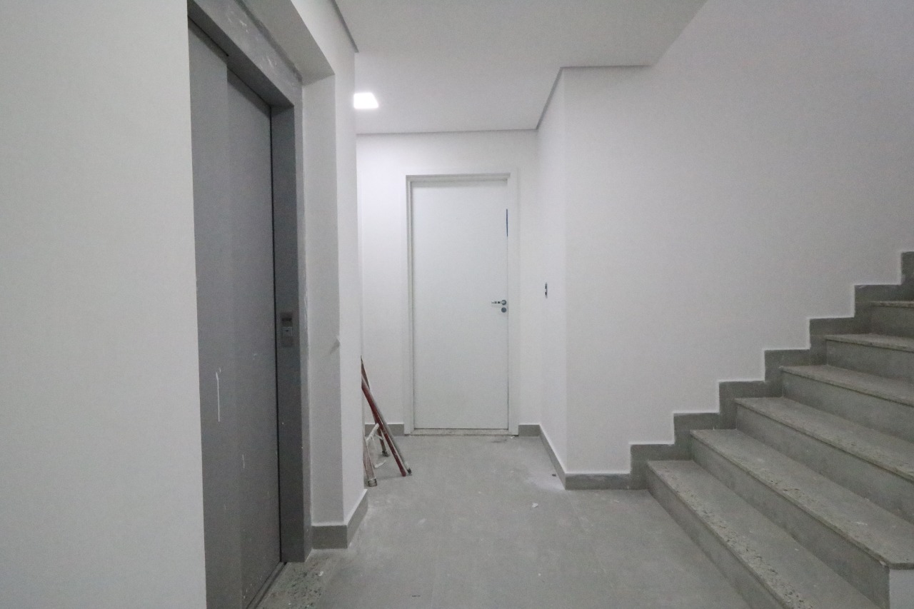 Acesso aos apartamentos/Elevador/Escadas