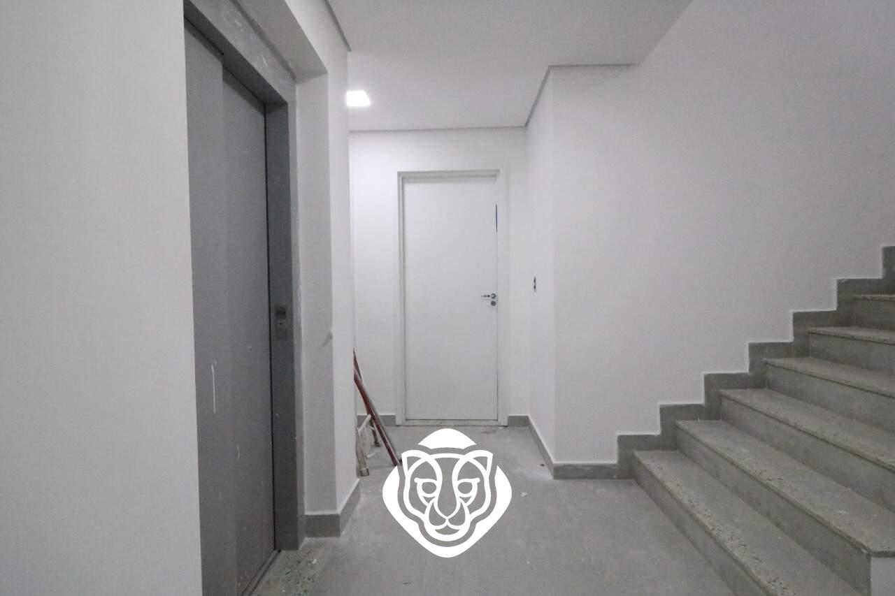 Acesso aos apartamentos/Elevador/Escadas