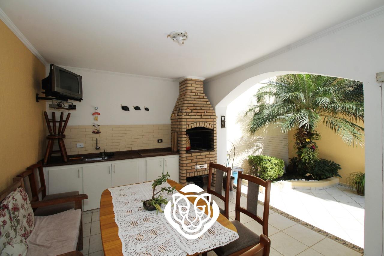 Quintal com churrasqueira 