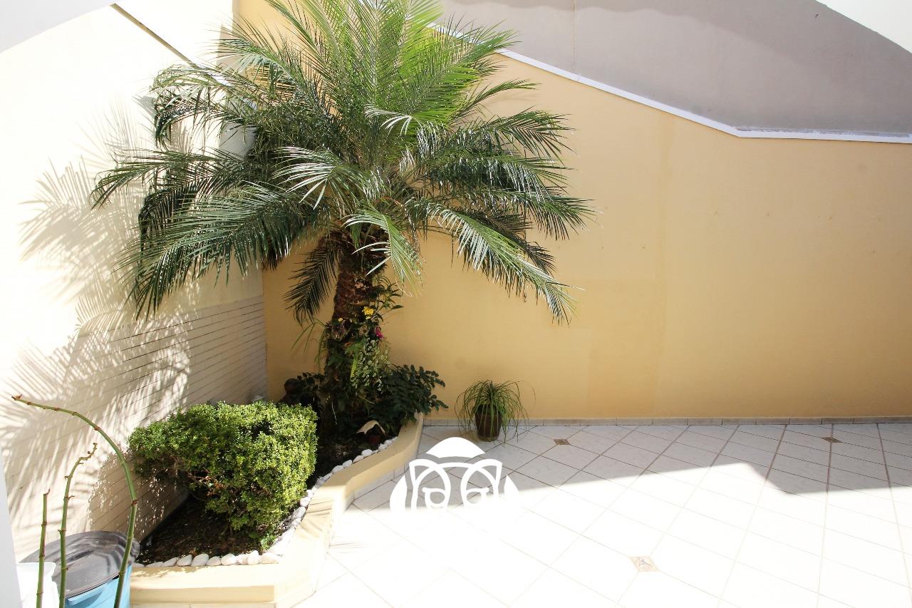 Quintal com churrasqueira 