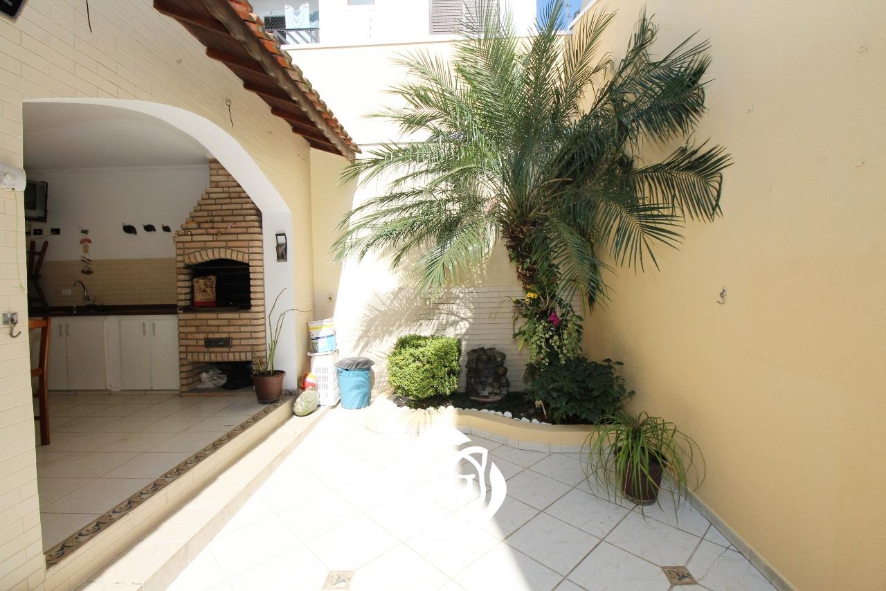 Quintal com churrasqueira 