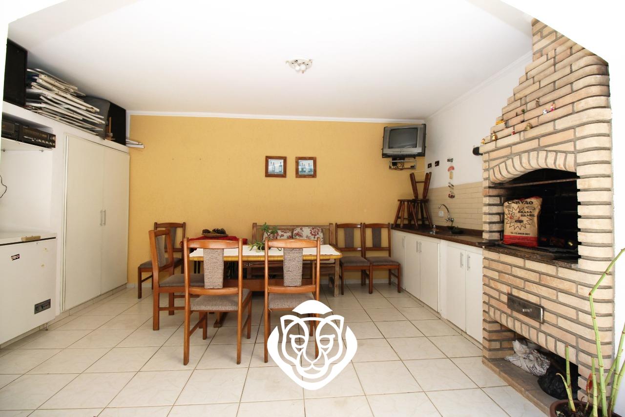 Quintal com churrasqueira 