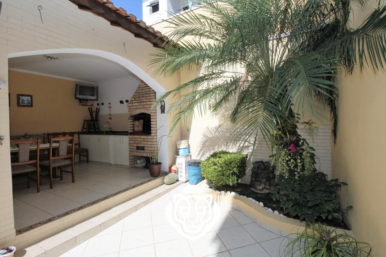 Quintal com churrasqueira 