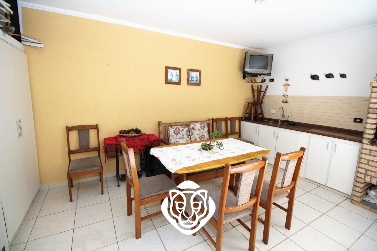 Quintal com churrasqueira 