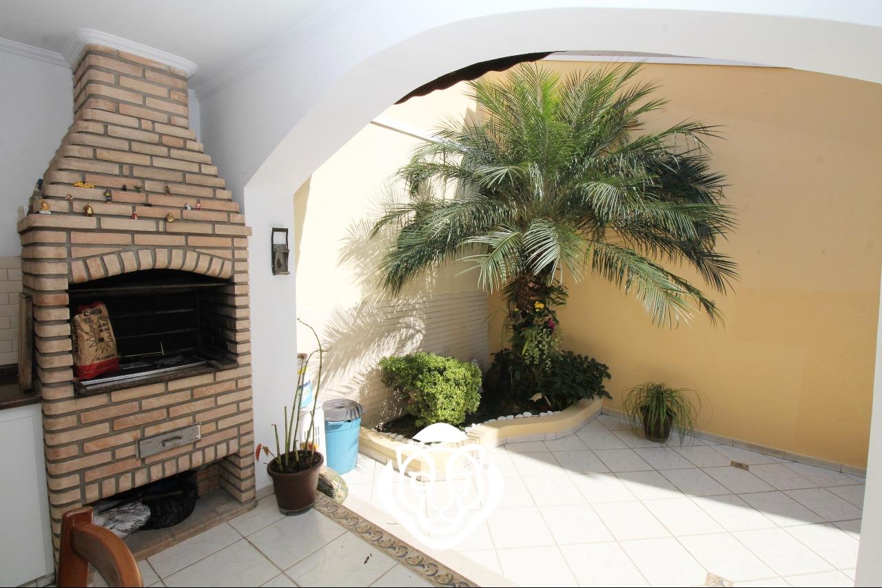 Quintal com churrasqueira 