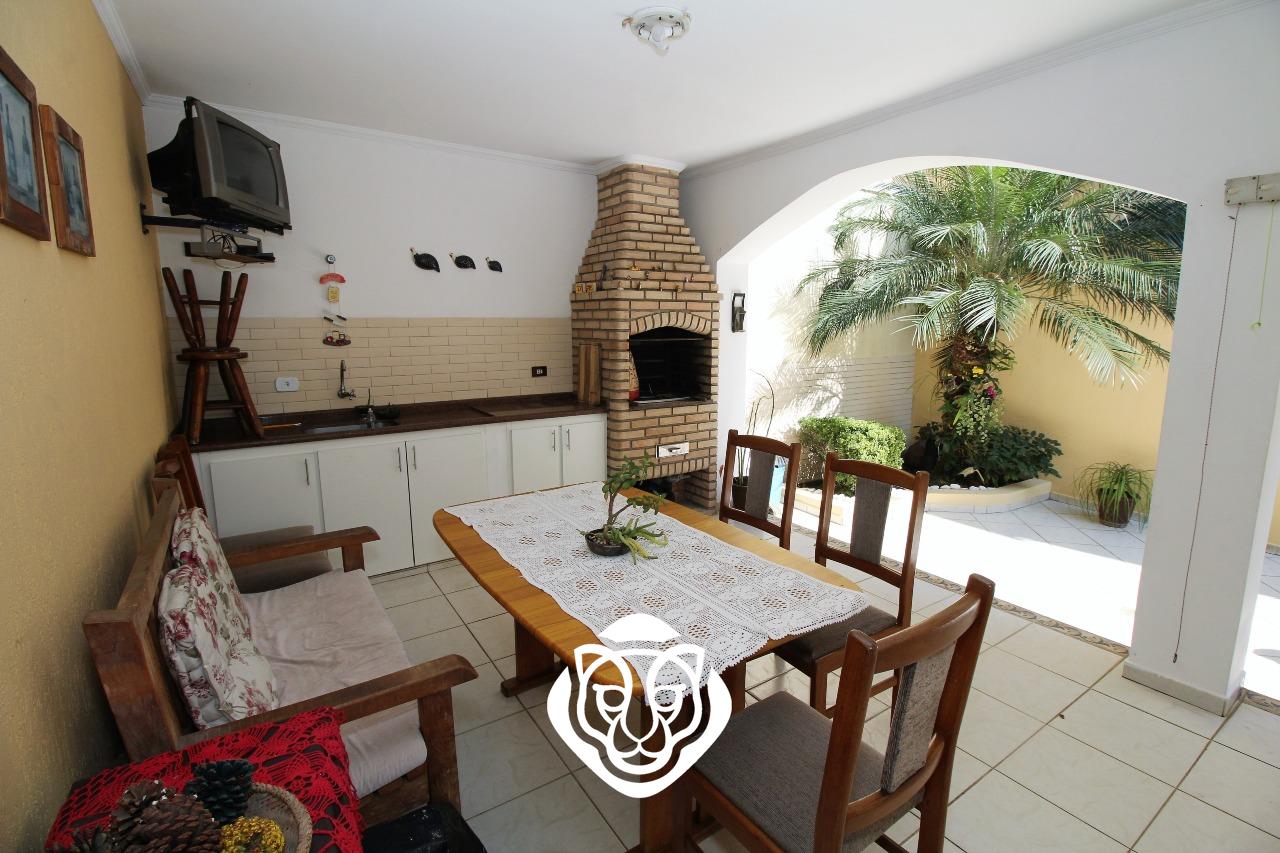 Quintal com churrasqueira 