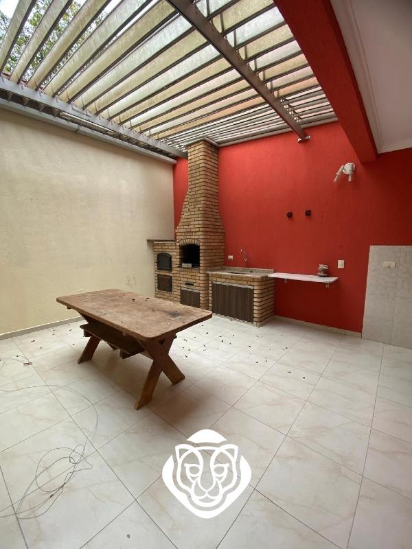 Quintal com churrasqueira 