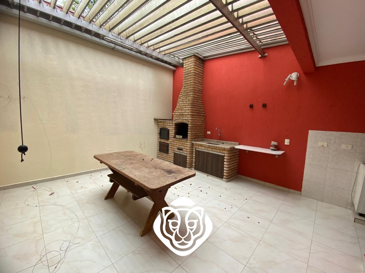 Quintal com churrasqueira 