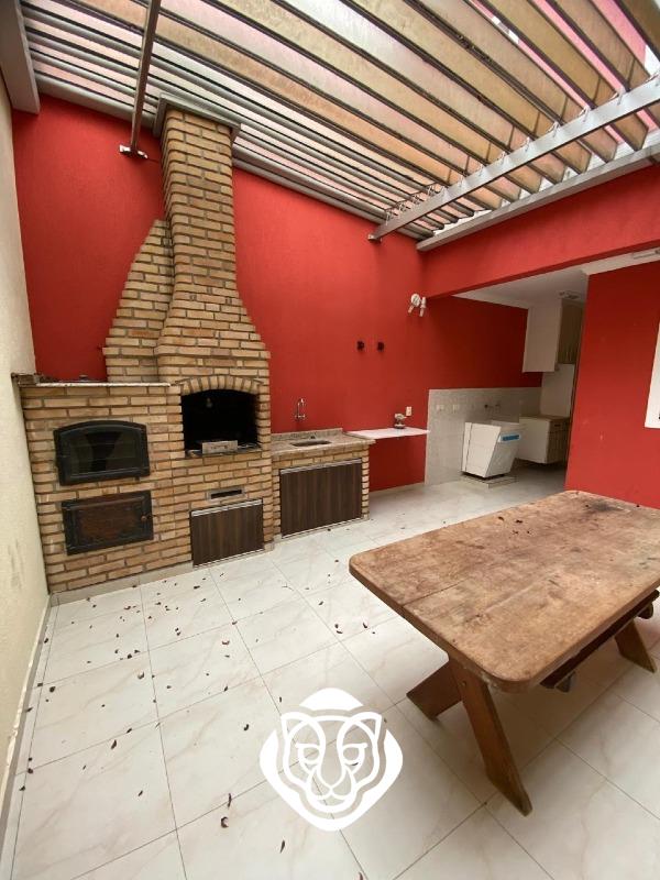 Quintal com churrasqueira 