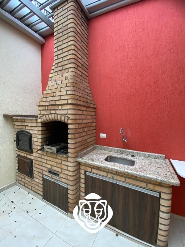 Quintal com churrasqueira 