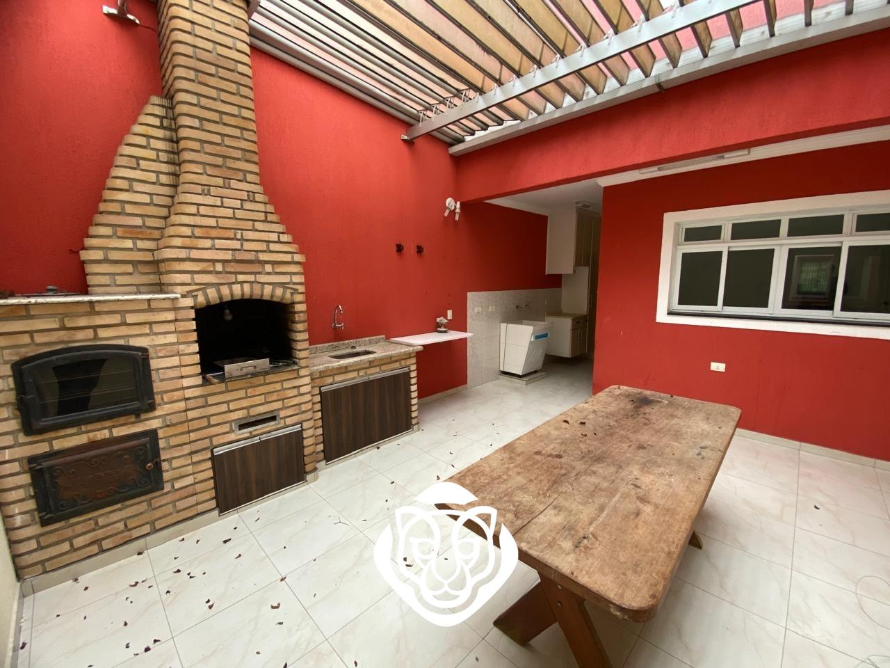 Quintal com churrasqueira 