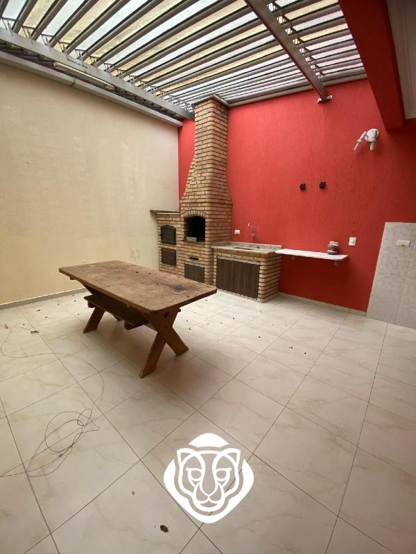 Quintal com churrasqueira 