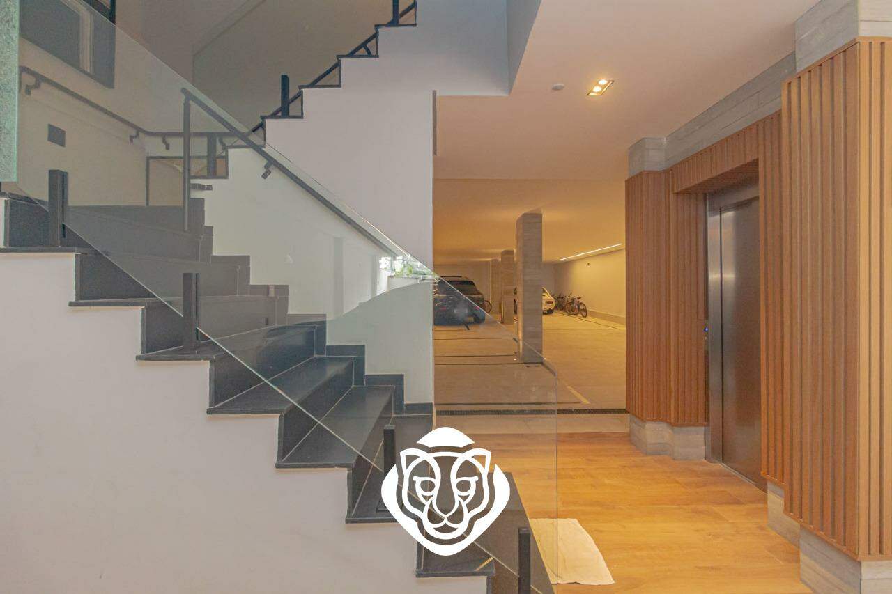 Escada de acesso / Elevador