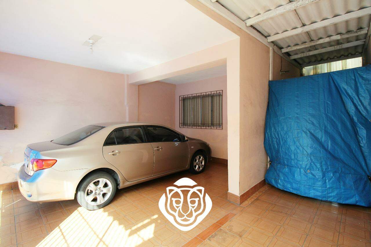 Vagas e entrada lateral 