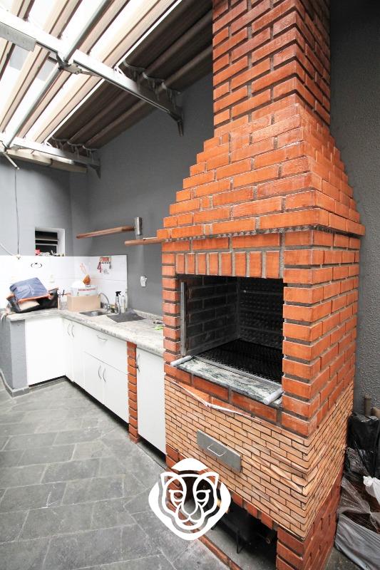 Quintal com churrasqueira 