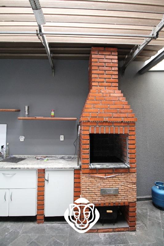 Quintal com churrasqueira 