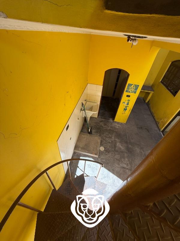 Escada de acesso a churrasqueira 