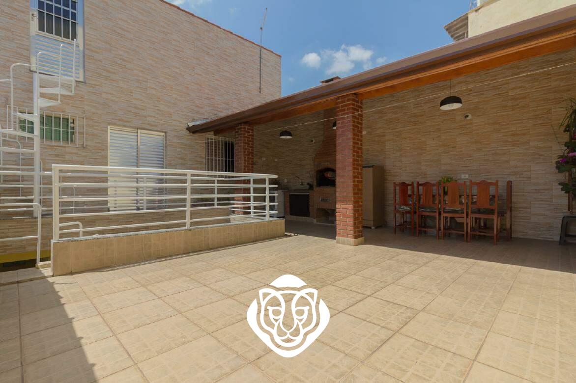 Quintal com churrasqueira