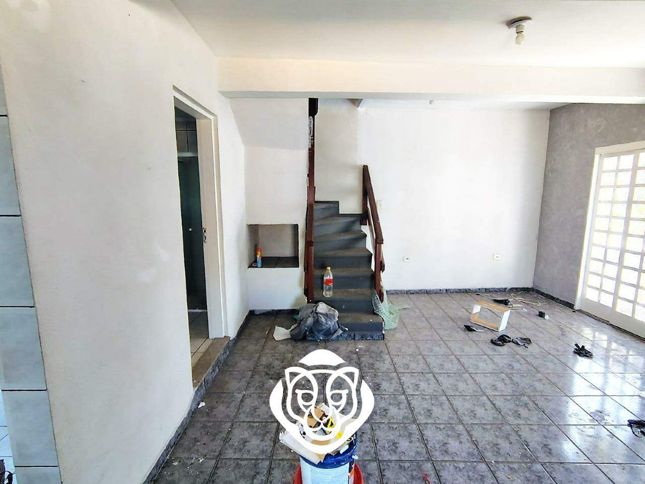 Apartamento sobre loja sala 