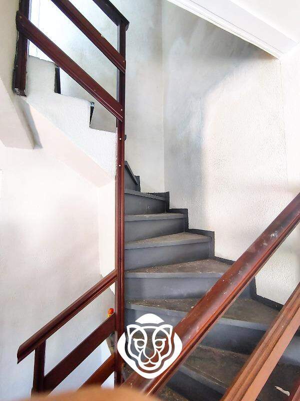 Apartamento sobre loja escadas