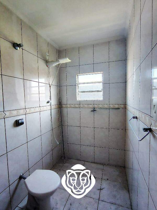 Apartamento sobre loja quintal