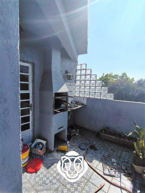 Apartamento sobre loja quintal 