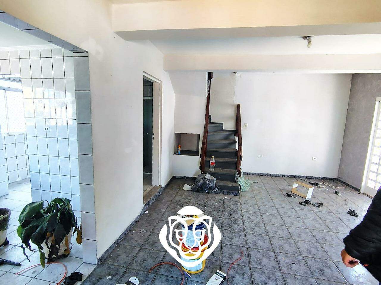 Apartamento sobre loja sala 