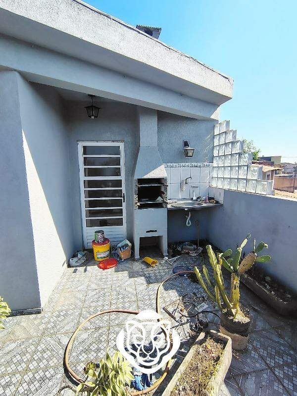 Apartamento sobre loja quintal 