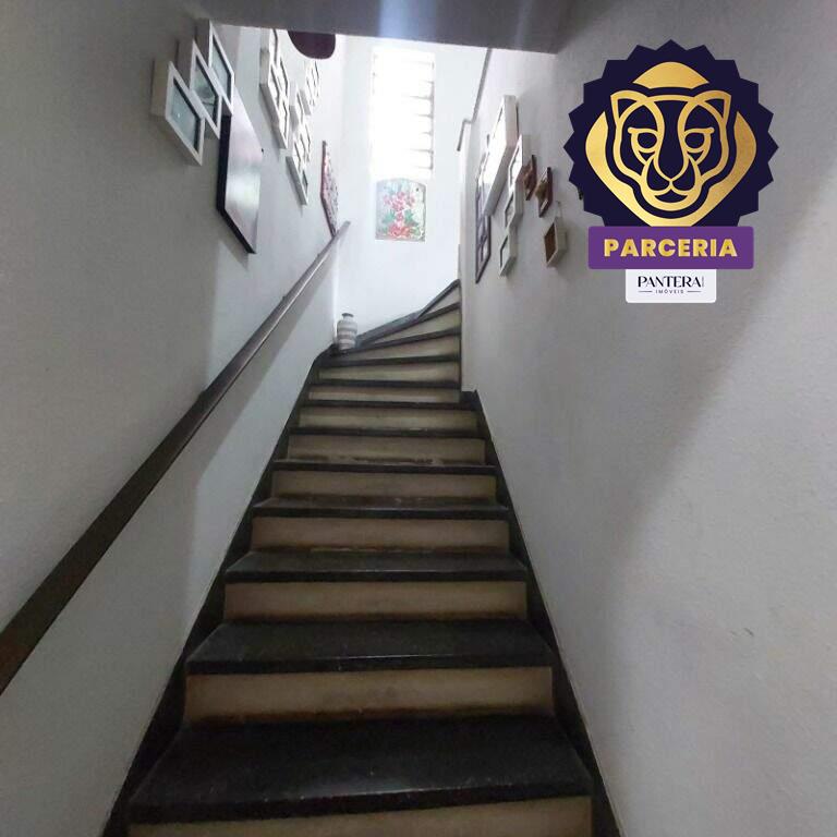 Escada acesso piso superior