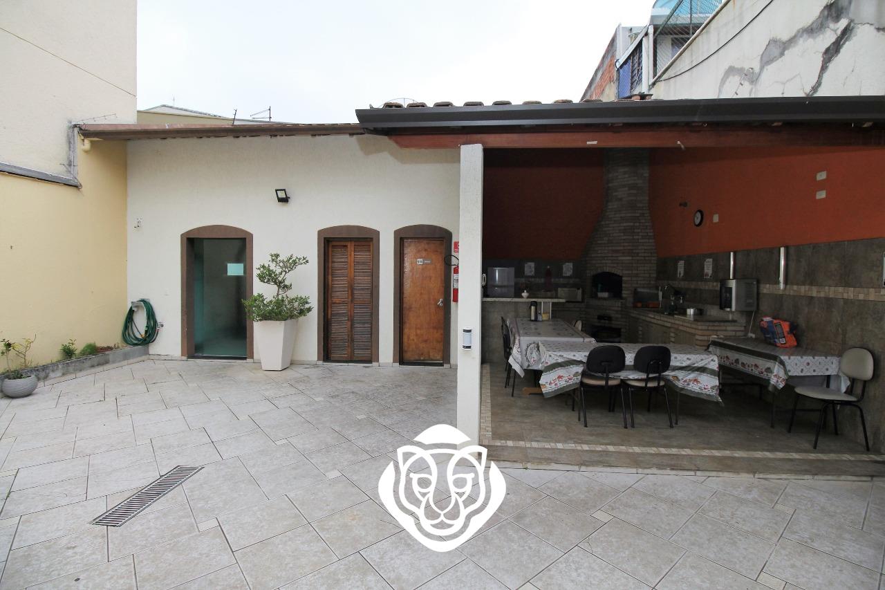 Quintal com banheiro