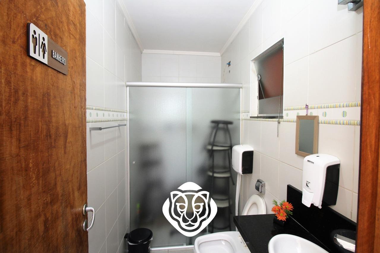 Quintal com banheiro