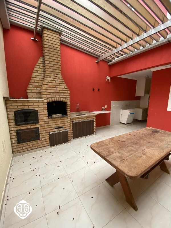 Quintal com churrasqueira 