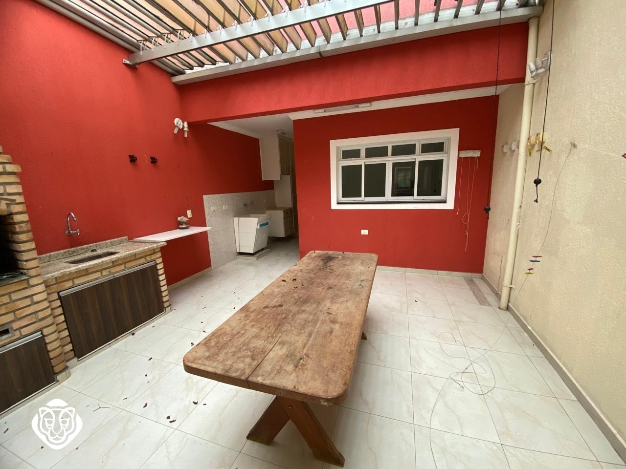 Quintal com churrasqueira 