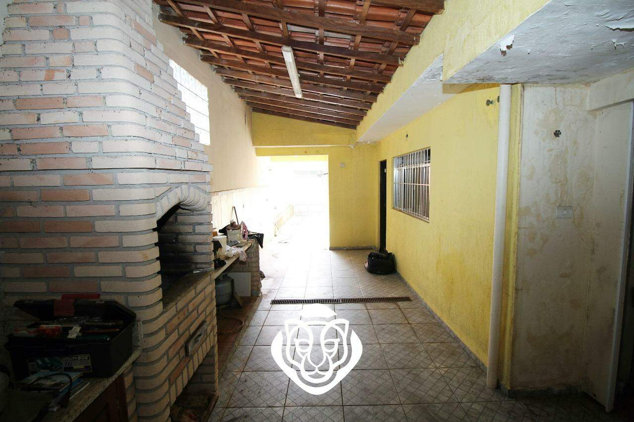 Quintal com churrasqueira
