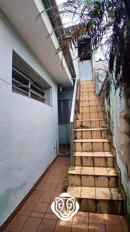 Escadas para quarto de despejo