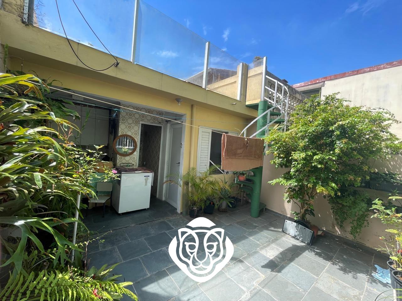 Edícula com banheiro e área de serviço